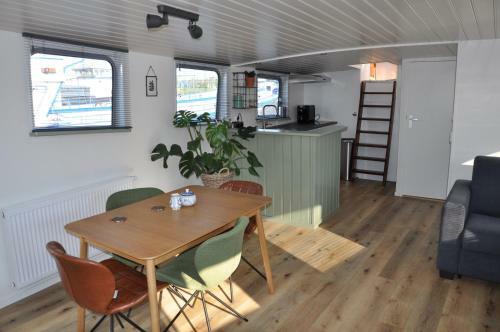 Private Lodge On Houseboat Amsterdam
