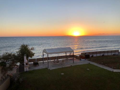 Venetico Beachfront Apartments - Sea View Studio