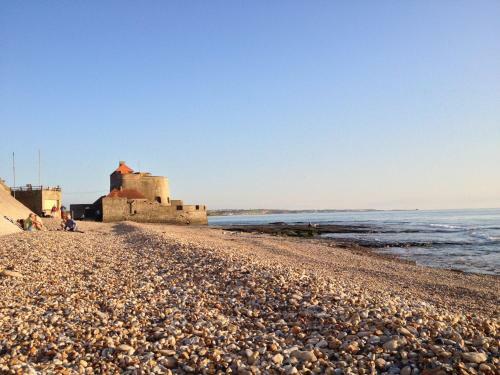 Villa Face A La Mer , L Artiste