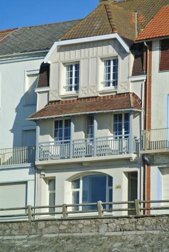 Villa Face A La Mer , L Artiste