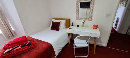 Hostal Holly Cottages