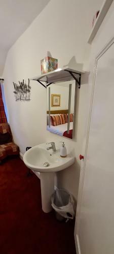 Hostal Holly Cottages