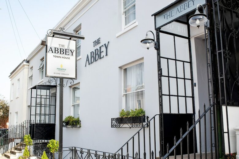 Hostal The Abbey