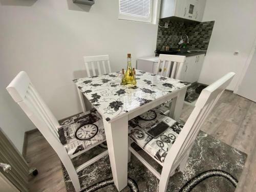 Apartments Ivanovic Bb