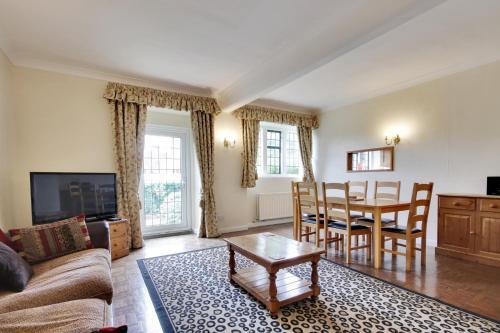 Lodge Lympne Castle Cottages
