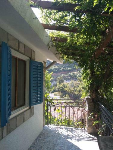 Sea-side Old Stone Villa With A Private Garden