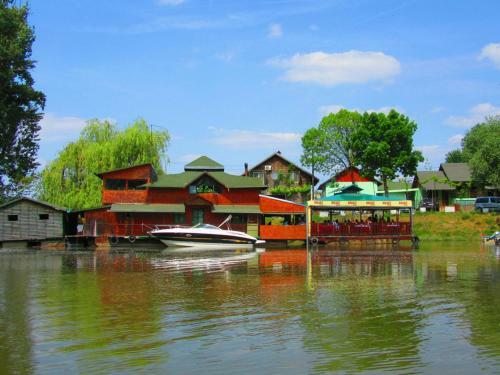 Captain's House On The Danube River With Pool
