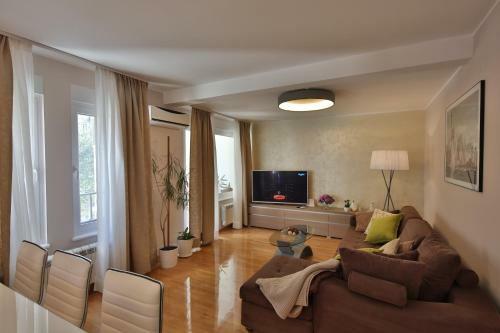 Cathy 5 Star Supreme Apartment
