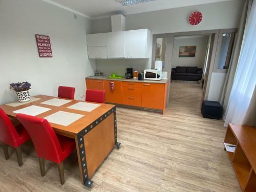 Family Or Group Apartment In Silent Center