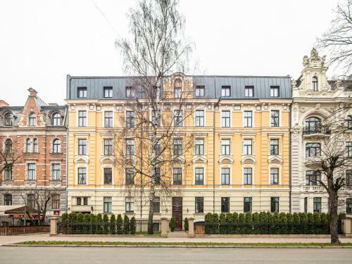 Design Meets Comfort - Prestigious City Center Apartment