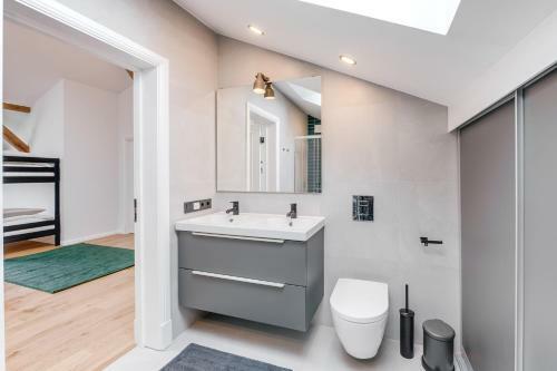 Apartamento Big Design Apt - Sleeps 12 - Best Location