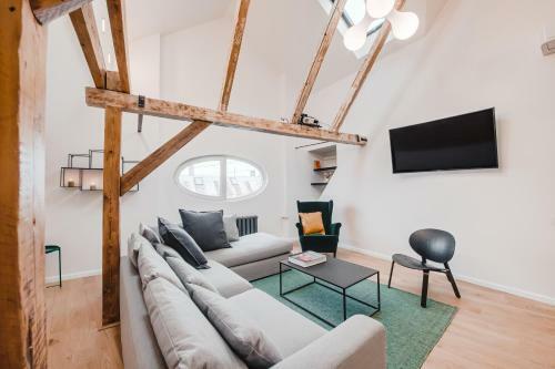 Apartamento Big Design Apt - Sleeps 12 - Best Location