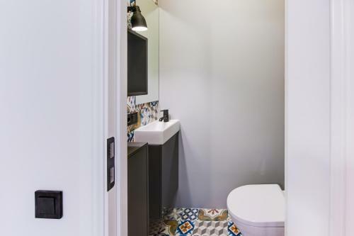 Apartamento Big Design Apt - Sleeps 12 - Best Location
