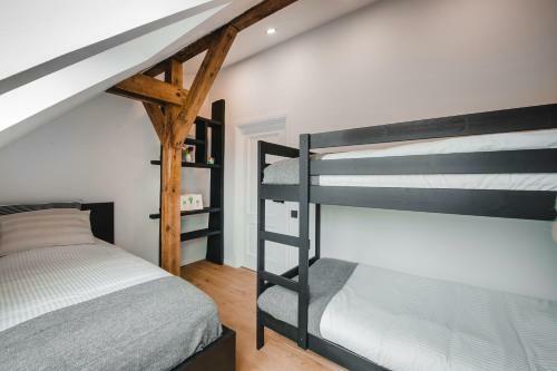 Apartamento Big Design Apt - Sleeps 12 - Best Location