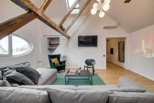 Apartamento Big Design Apt - Sleeps 12 - Best Location