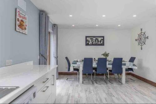Stunning Coastal Home In Dingle Town