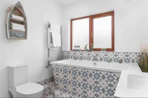 Stunning Coastal Home In Dingle Town