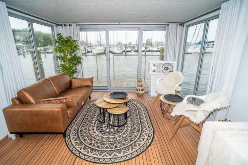 Luxurious Houseboat