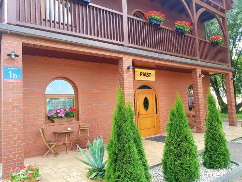 Go?ciniec Piast Hotel I Camping