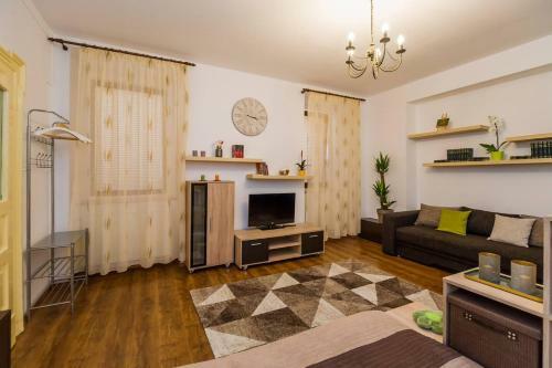 Spacious Apartment In The Center! Everything Nearby
