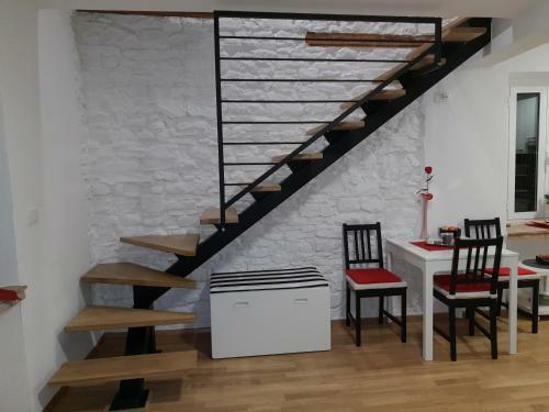 Stone Wall Apartments Izola