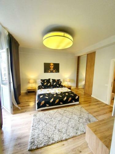 Bohemian Apartment 9b, Romana Square