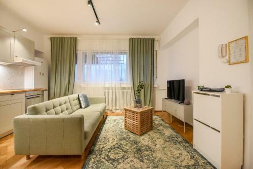 Marble & Pastels - Homey Central Apartment