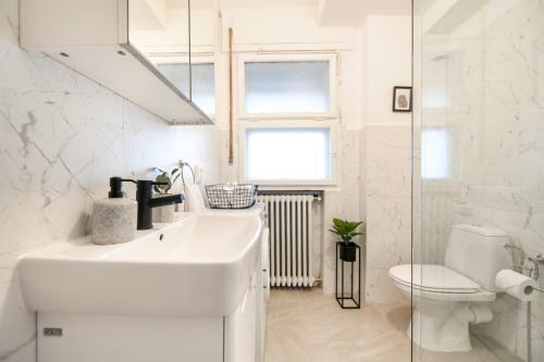Marble & Pastels - Homey Central Apartment