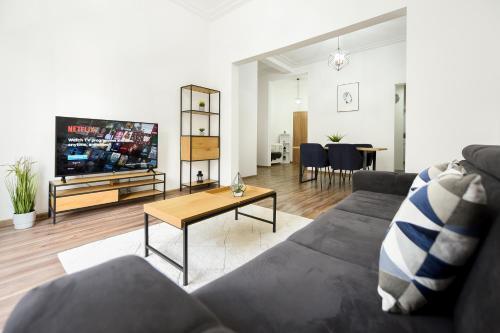 Simple Yet Stylish. Piata Revolutiei Apartment
