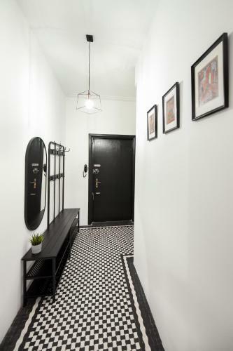 Simple Yet Stylish. Piata Revolutiei Apartment