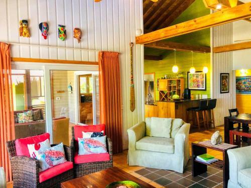 Secluded Oceanfront 4br Luxury Villa - Fully Staffed On Camp Bay Beach, Roatan