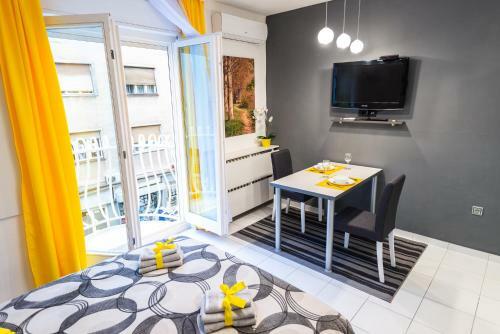 Apartamento Black & Yellow Centrally Located Studio