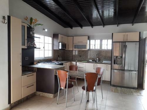 Casa Vacacional Lomas De Guayamury 10pax
