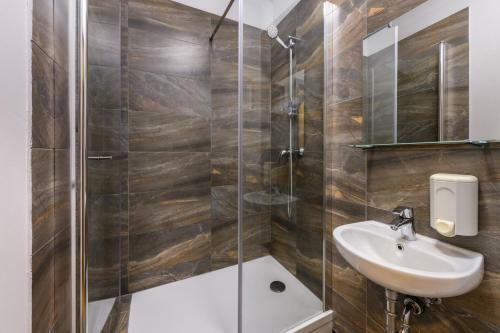 Albergue Royal Rooms***
