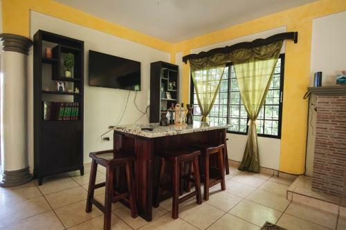 Rustic Guesthouse Near The Beach - 5 Min Drive