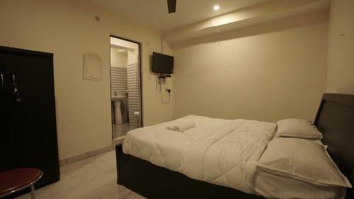 S S Hotel And Restaurant By Wb Economy