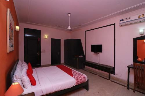 Oyo 87180 Hotel Royal Galaxy