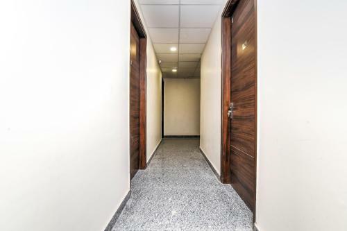 Oyo 87180 Hotel Royal Galaxy