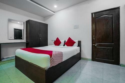 Hotel Vaccinated Staff - Oyo 13746 Mint Leaves