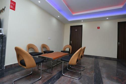Hotel Oyo Flagship 12081 Palm Garden Suites