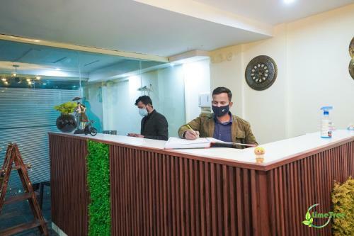 Lime Tree Hotel 32nd Avenue Near Sector 29 Gurgaon Fully Vaccinated Staff