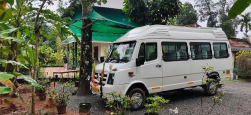 Kuttickattil Gardens With Kitchen