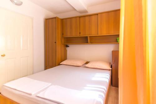 Apartments With A Parking Space Makarska - 17072