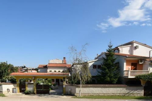 Apartment Liljana With Shared Swimming Pool