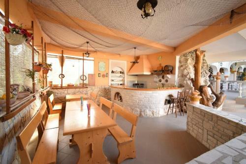 Apartment Liljana With Shared Swimming Pool