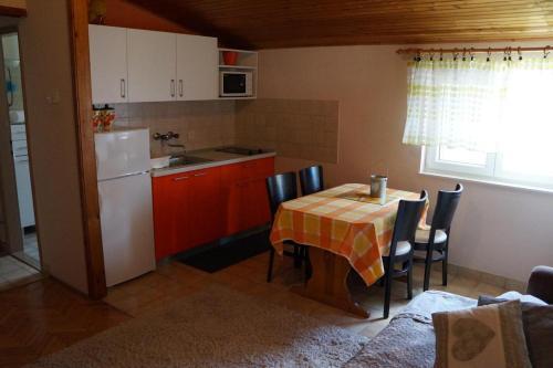 Apartments With A Parking Space Makarska - 17224