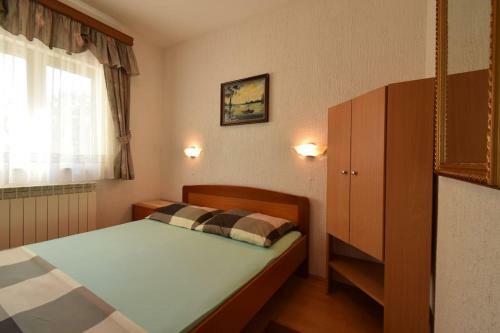Apartment Uvo 2 With Communal Swimming Pool