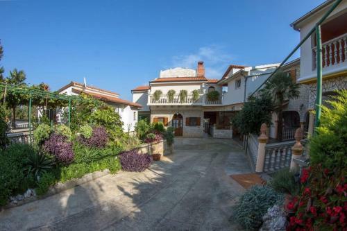 Apartment Ivo With Shared Swimming Pool