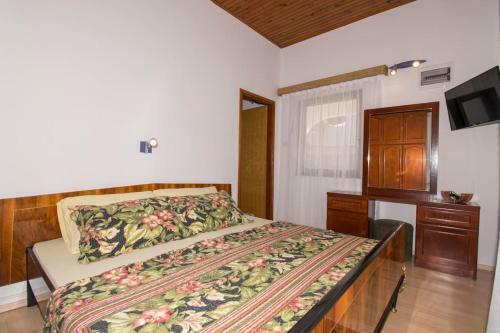 Apartment Ivo With Shared Swimming Pool