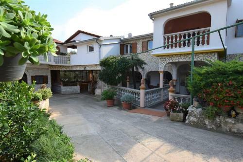 Apartment Ivo With Shared Swimming Pool